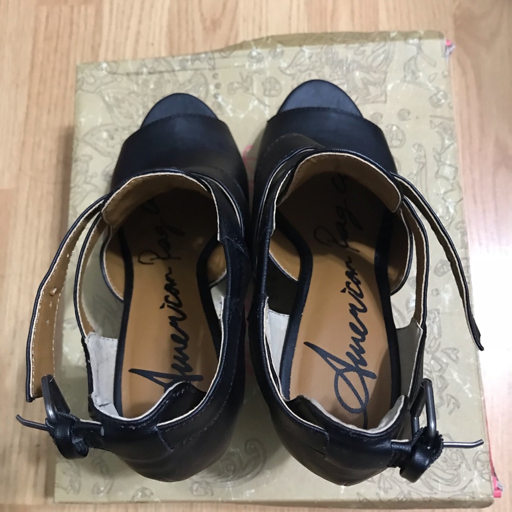 American Rag sandals - Picture 3 of 7